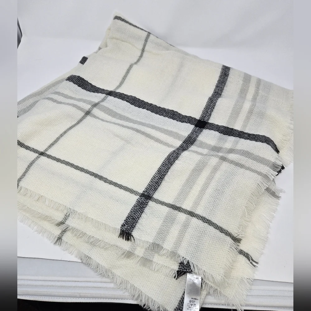 OLD NAVY OVERSIZE FLANNEL BLANKET SCARF CREAM PLAID SHAWL WRAP WOMEN OS COZY